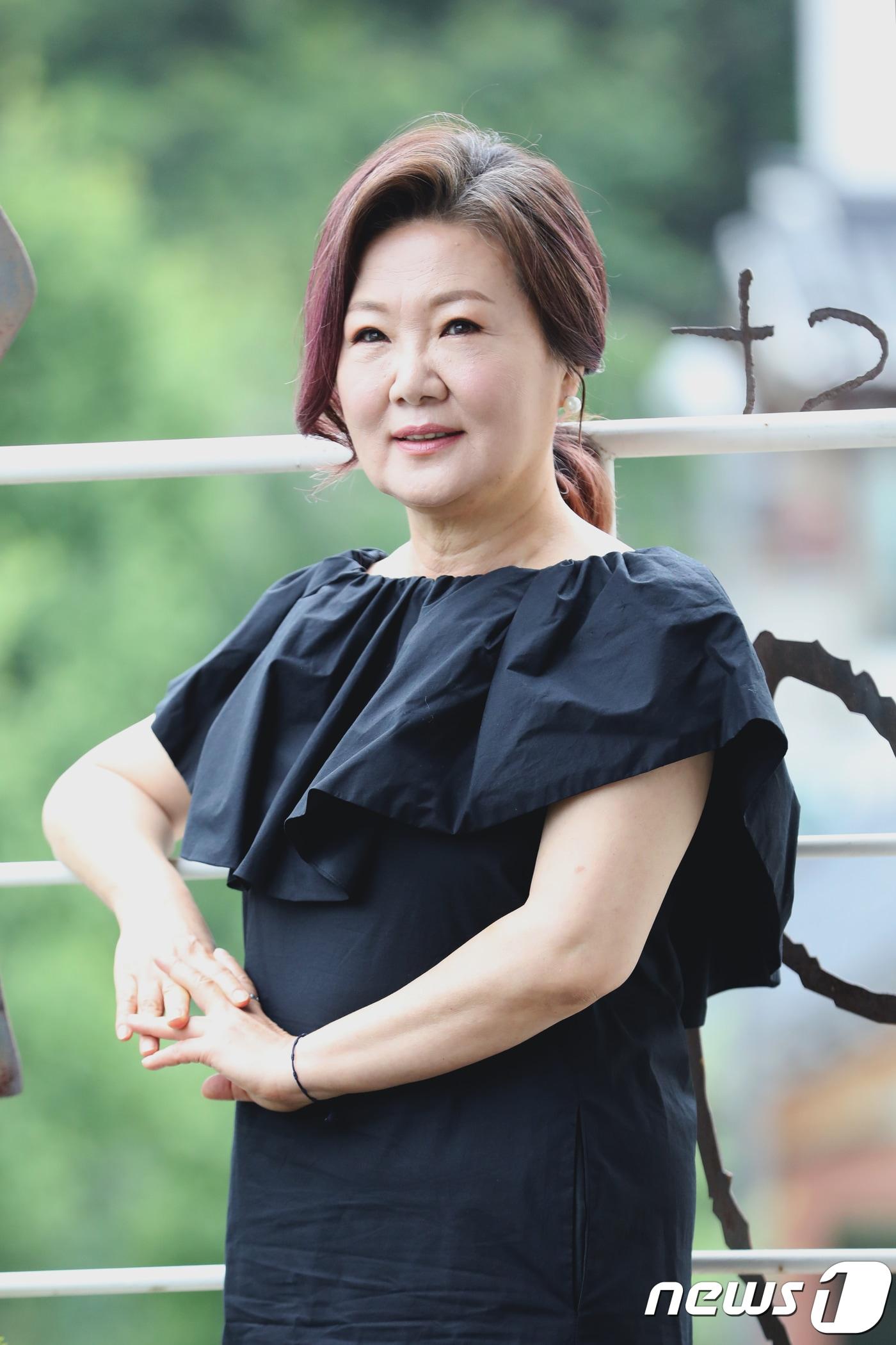 본문 이미지 - 2018.6.8. 삼청동 카페. 영화 '허스토리' 배우 김해숙 인터뷰. ⓒ News1 강고은 에디터