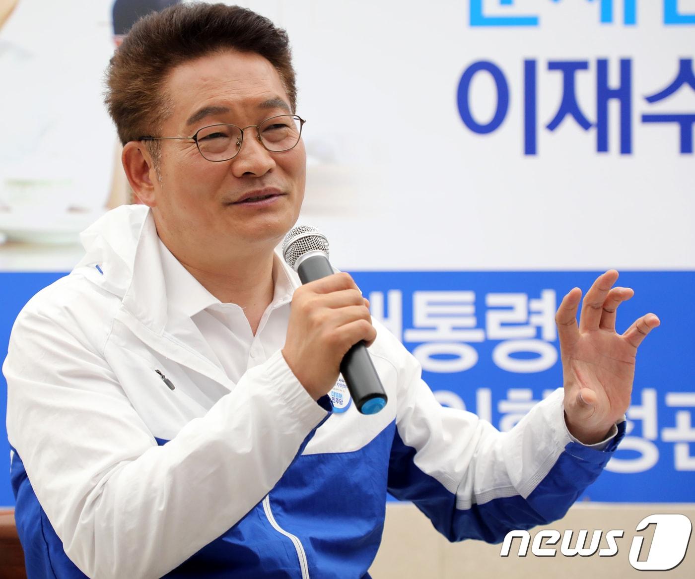 본문 이미지 - 송영길 더불어민주당 국회의원(북방경제위원장)이 8일 오전 강원 춘천시 이재수 시장 후보 선거 사무소에서 열린 북방경제 정책 간담회에서 춘천과 연계된 북방경제 정책을 발표하고 있다. 2018.6.8/뉴스1 ⓒ News1 김경석 기자