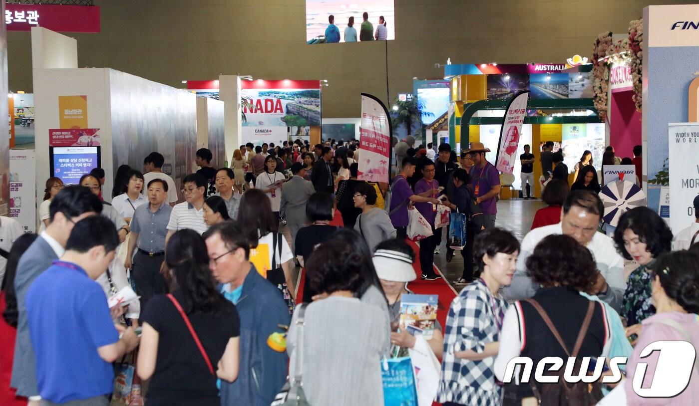 본문 이미지 - 8일 경기도 고양시 일산 킨텍스에서 열린 2018 하나투어 여행박람회에서 관람객들이 세계 여러 나라들의 부스를 둘러보며 여행 정보를 얻고 있다.  ⓒ News1 김명섭 기자