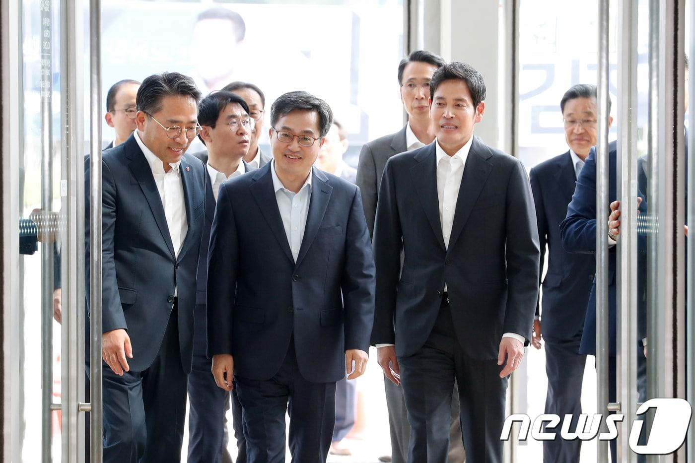 본문 이미지 - 김동연 부총리 겸 기획재정부 장관과 정용진 신세계그룹 부회장이 8일 오후 경기도 하남시 스타필드 하남에서 열린 신세계그룹 및 협력사와 함께하는 '혁신성장 혁신소통 간담회' 참석을 위해 발걸음을 옮기고 있다. 2018.6.8/뉴스1