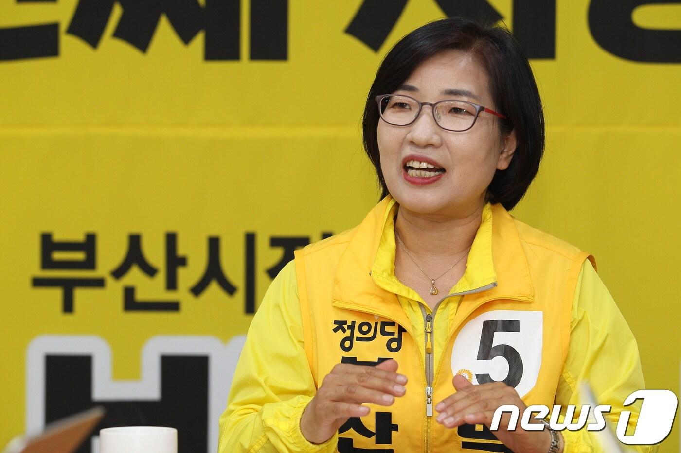 본문 이미지 - 박주미 정의당 부산시장 후보가 7일 오후 정의당 부산시당 사무실에서 부산지역 기자들과 기자간담회를 하고 있다.(기자단 공동취재단) 2018.6.7/뉴스1 ⓒ News1