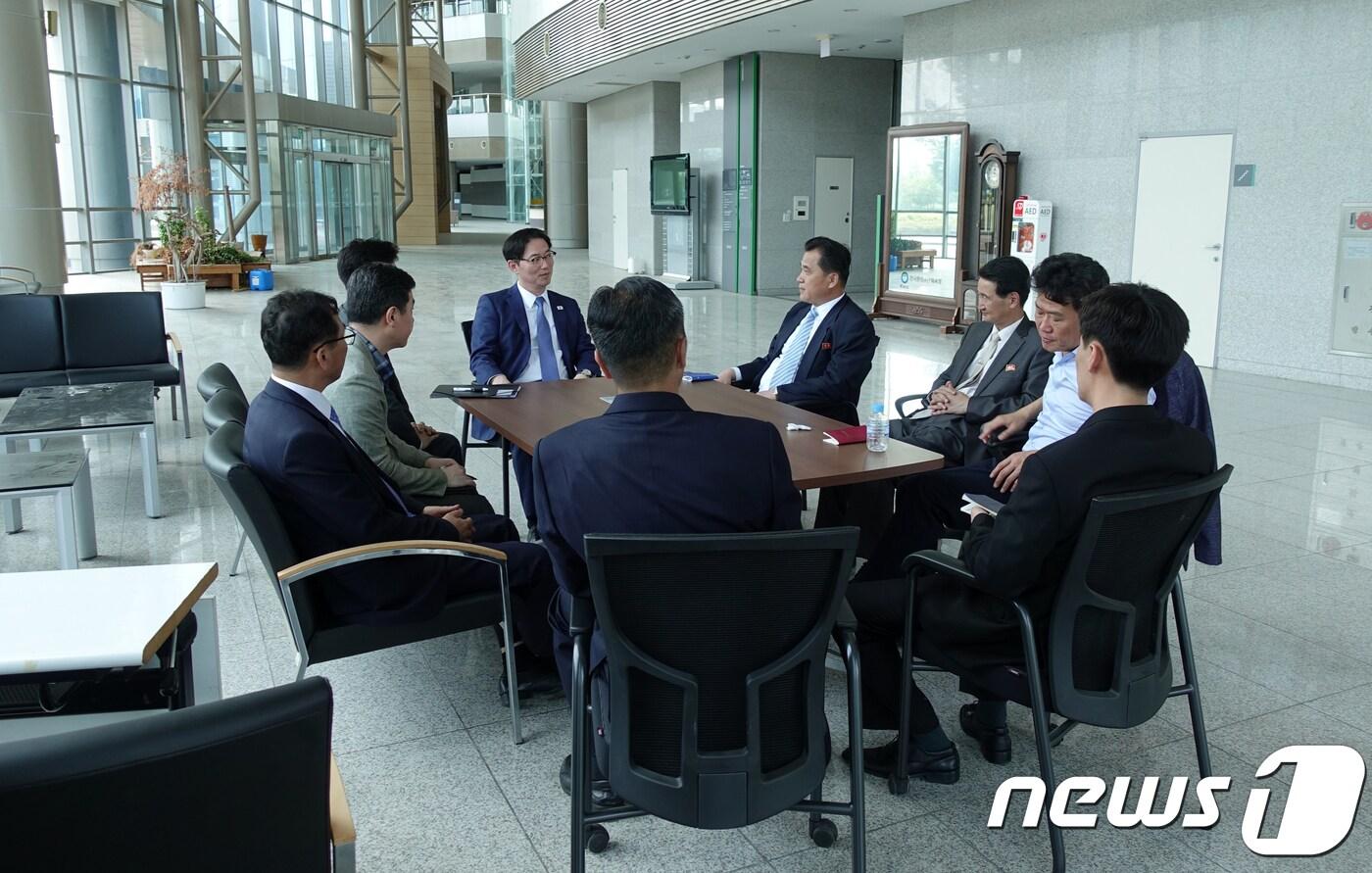 천해성 통일부 차관을 단장으로 하는 남북공동연락사무소 추진단이 8일 개성공단 내 종합지원센터 로비에서 북측과 협의를 하고 있다.(통일부 제공)2018.6.8/뉴스1