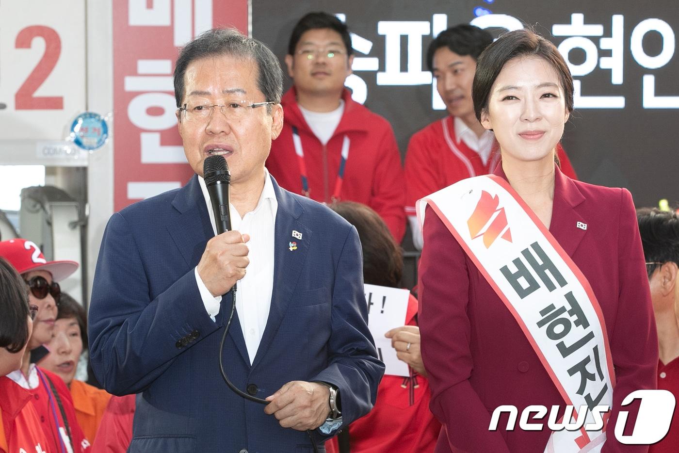 본문 이미지 - 홍준표 전 대구시장과  배현진 국민의힘 의원. 사진은 지난 2018년 6월 당시 자유한국당 대표였던 홍 전 시장이 2018년 6월 서울 송파을에 출마한 배 의원에 대한 지지연설을 하고 있는 모습. 2018.6.8 ⓒ 뉴스1 이승배 기자