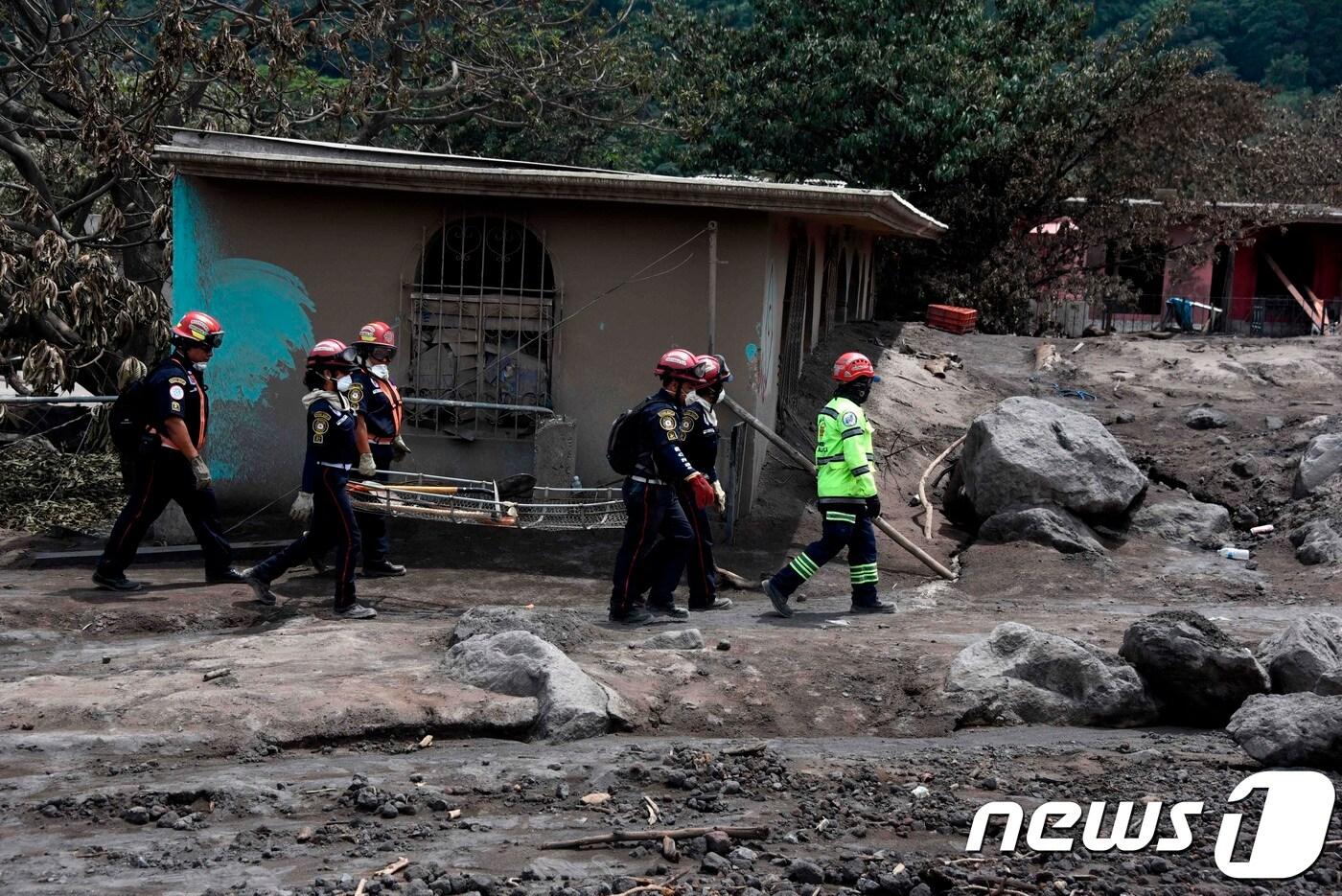 본문 이미지 - 푸에고 화산 폭발 이후 실종자 구조 작업이 진행 중이다. ⓒ AFP=뉴스1