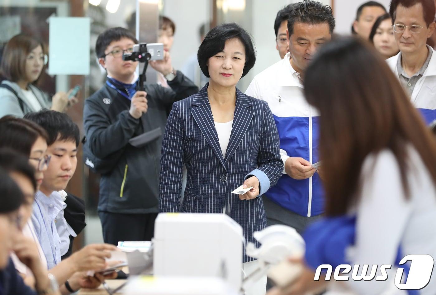본문 이미지 - 추미애 더불어민주당 대표가 6·13 지방선거 사전투표 이틀째인 9일 오전 대구 달성군 다사읍사무소 2층 행정복지센터에 마련된 사전투표소를 찾아 투표하기 위해 본인 확인 등 절차를 기다리고 있다. 2018.6.9/뉴스1 ⓒ News1 공정식 기자