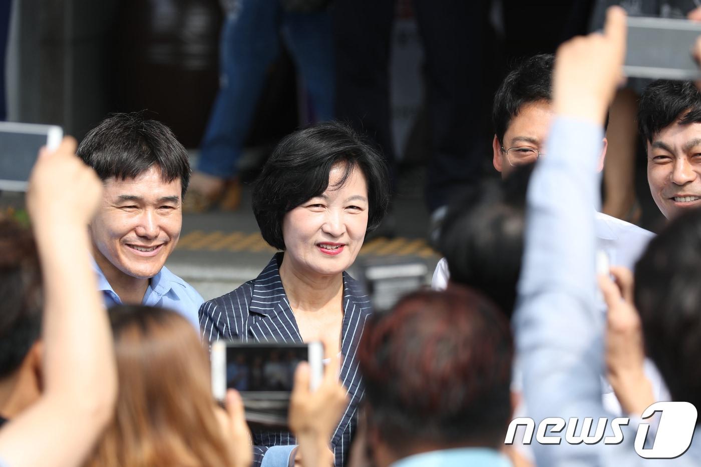 본문 이미지 - 추미애 더불어민주당 대표가 6·13 지방선거 사전투표 이틀째인 9일 오전 대구 달성군 다사읍사무소 2층 행정복지센터에 마련된 사전투표소에서 투표를 마친 뒤 시민들과 기념사진을 찍고 있다. 2018.6.9/뉴스1 ⓒ News1 공정식 기자