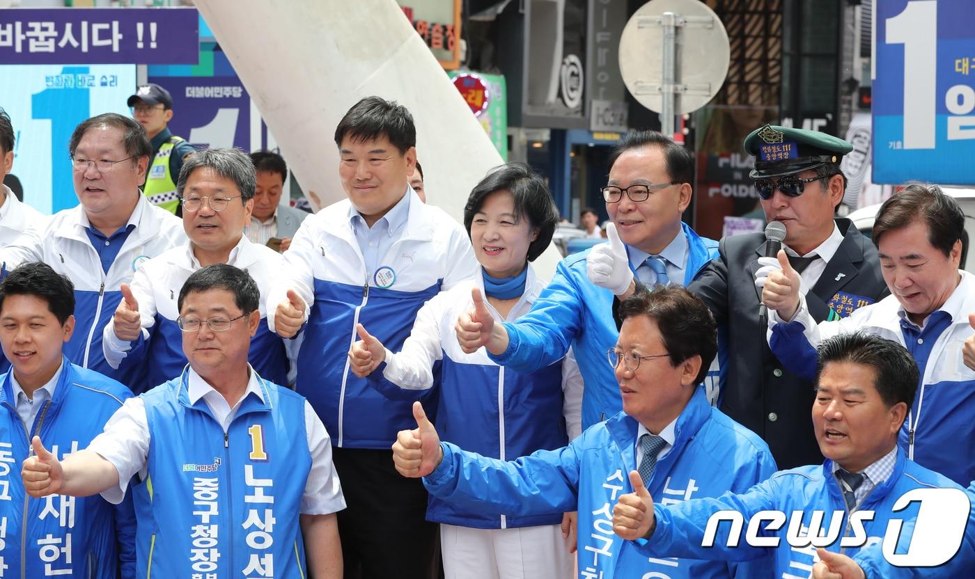 본문 이미지 - 추미애 더불어민주당 대표(뒷줄 가운데)가 9일 오전 대구 중구 동성로 대구백화점 앞 광장에서 열린 중앙당 집중유세에 참석해 6·13 지방선거에 출마하는 대구지역 후보자들과 함께 지지를 호소하고 있다. 2018.6.9/뉴스1 ⓒ News1 공정식 기자