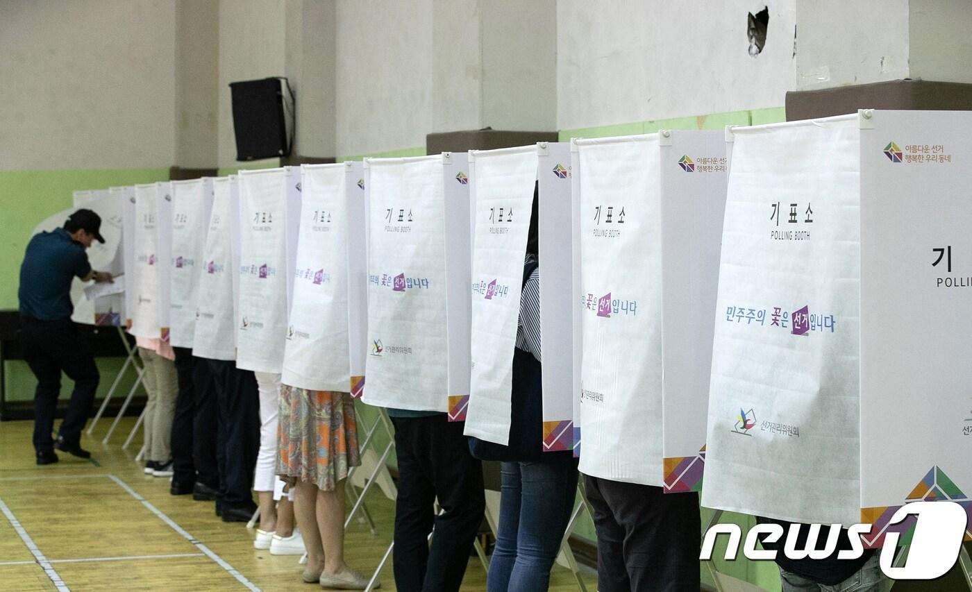 6·13 지방선거 사전투표 마지막 날인 9일 서울 종로구청에 마련된 사전투표소에서 시민들이 사전투표하고 있다. 2018.6.9/뉴스1 ⓒ News1 이승배 기자