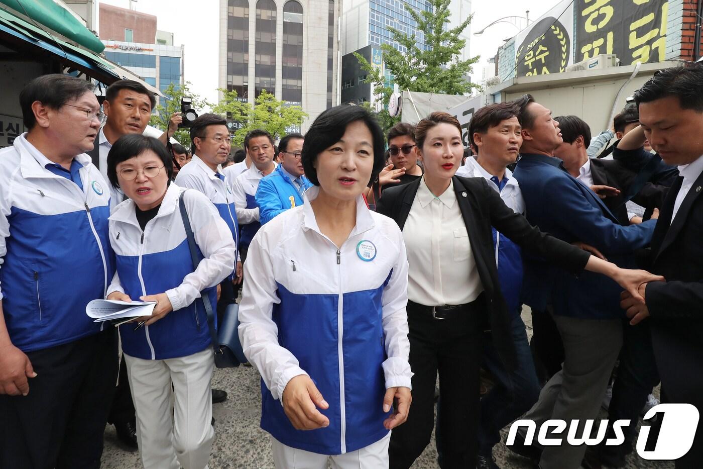 본문 이미지 - 추미애 더불어민주당 대표가 9일 오전 대구를 방문해 임대윤 대구시장 후보 캠프에서 열린 중앙선거대책위원회의에 참석한 뒤 건물을 빠져나오고 있다. 같은 시각 건물 입구에 ‘최저임금 삭감법 폐기’ 등을 요구하는 민주노총 대구지역본부 노조원들이 집회를 열고 추 대표와의 대화를 요구하자 추 대표는 당직자와 경찰의 경호를 받으며 차량을 이용해 집중유세 장소로 이동했다. 2018.6.9/뉴스1 ⓒ News1 공정식 기자