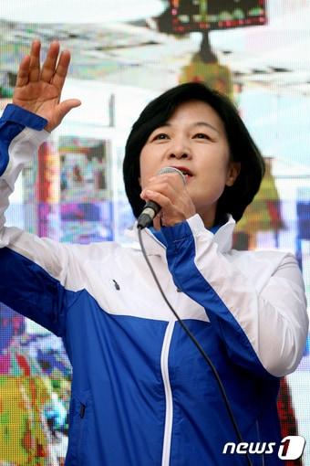 본문 이미지 - 추미애 더불어민주당 대표가 9일 오후 경북 안동시 남문동 안동문화의 거리에서 이삼걸 안동시장 후보 합동 유세에 오중기 경북도지사 후보와 함께 참석해 지원 유세에 나서고 있다. 2018.6.9/뉴스1 ⓒ News1 피재윤 기자