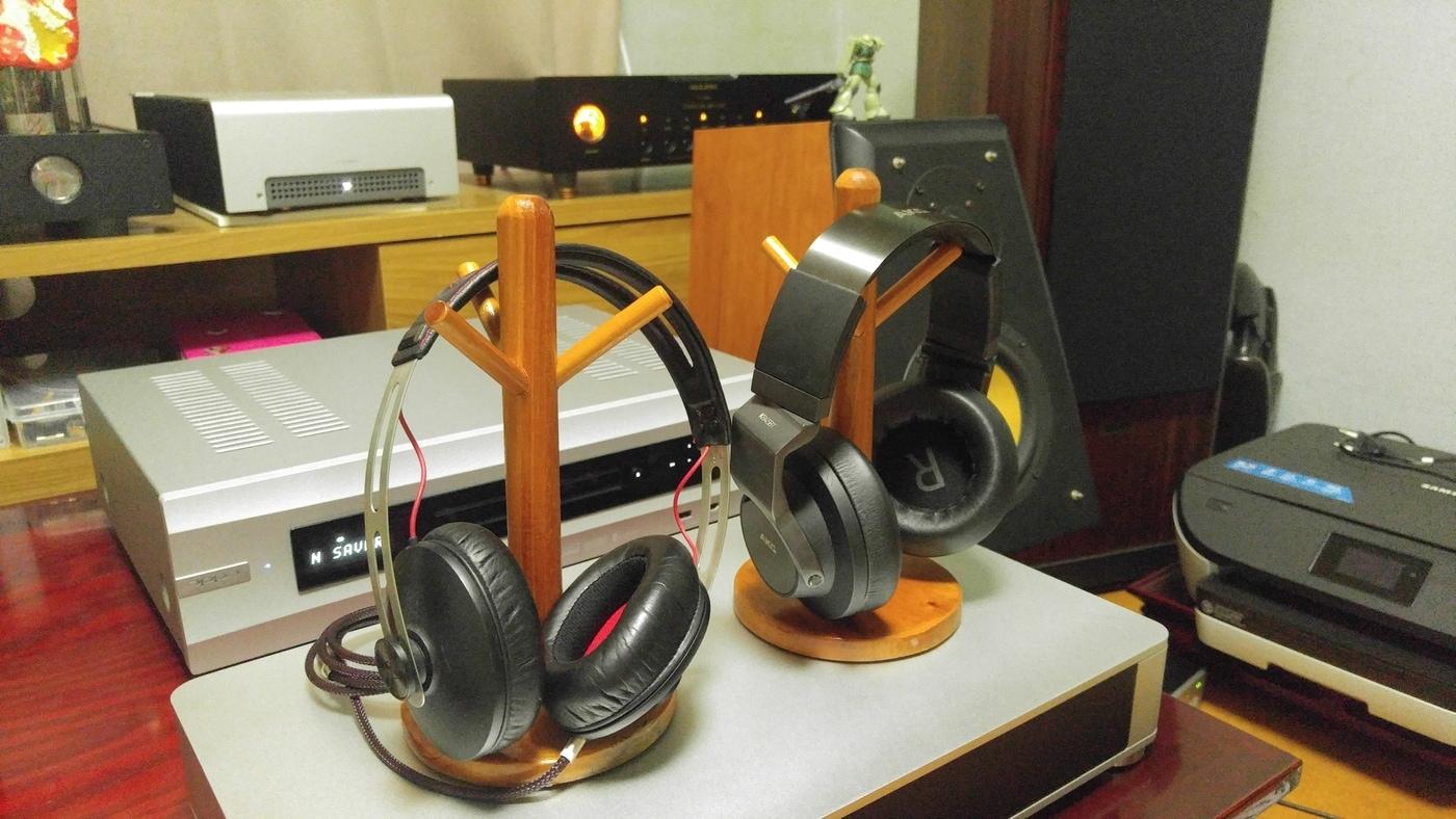 필자의 주력 헤드폰인 젠하이저 ‘모멘텀’(왼쪽)과 AKG ‘K845BT’