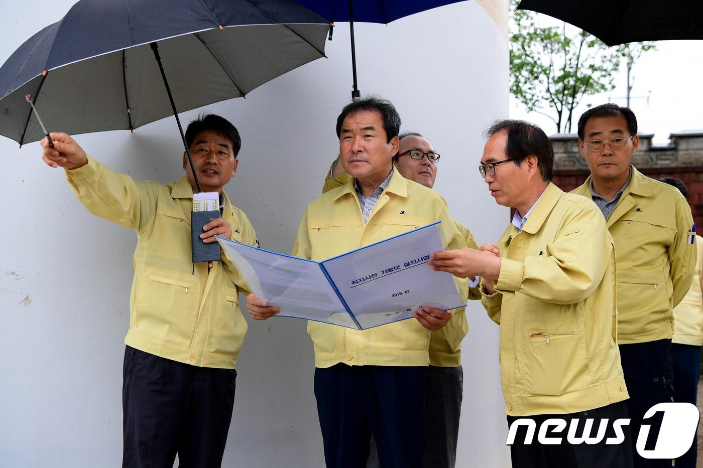 본문 이미지 - 김충섭 경북 김천시장이 취임식을 하루 앞둔 1일 관내 과거 태풍피해 지역과 비피해 취약지역을 점검하고 있다(김천시제공)2018.7.1/뉴스1 ⓒ News1 정우용 기자