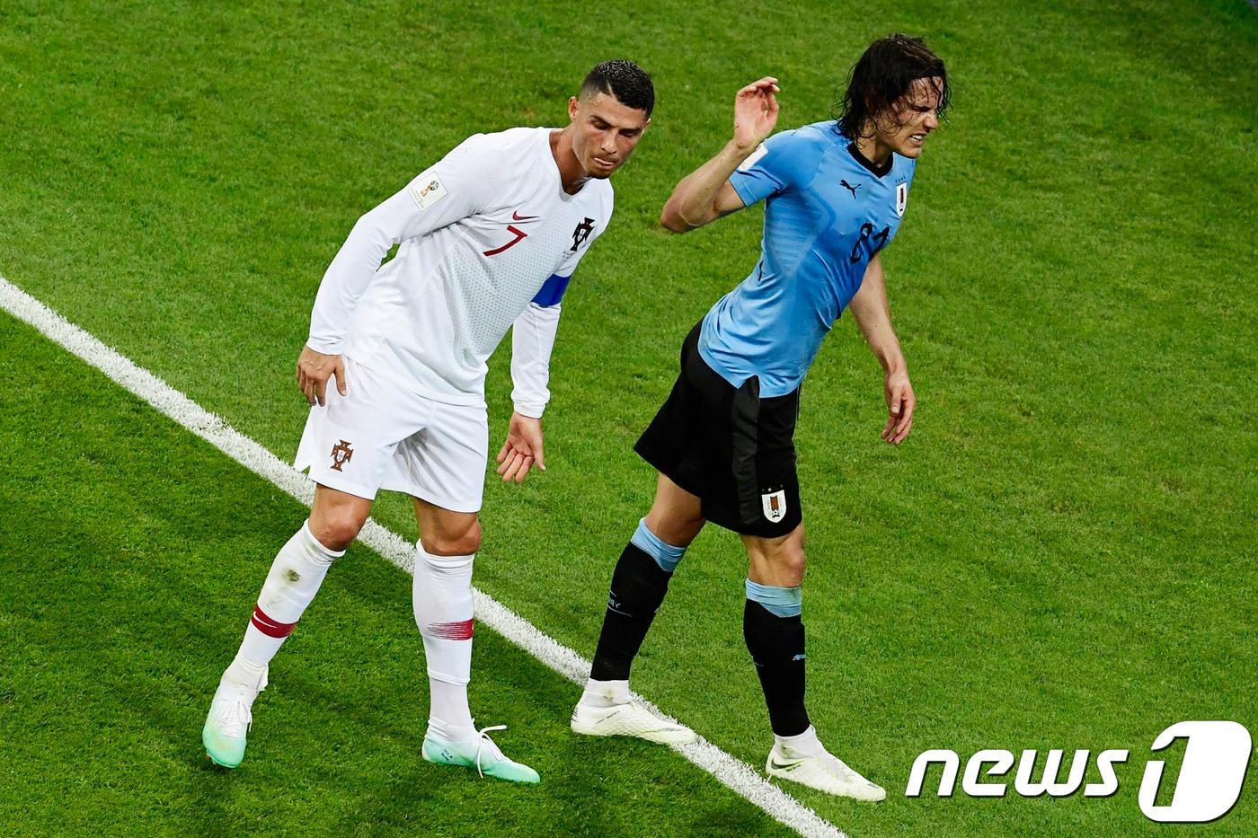 본문 이미지 - 에딘손 카바니가 1일(한국시간) 러시아 소치의 피시트 스타디움에서 열린 2018 FIFA 러시아 월드컵 16강전 포르투갈과 경기 후반 크리스티아누 호날두의 부축을 받아 골라인 밖으로 나가고 있다. ⓒ AFP=News1