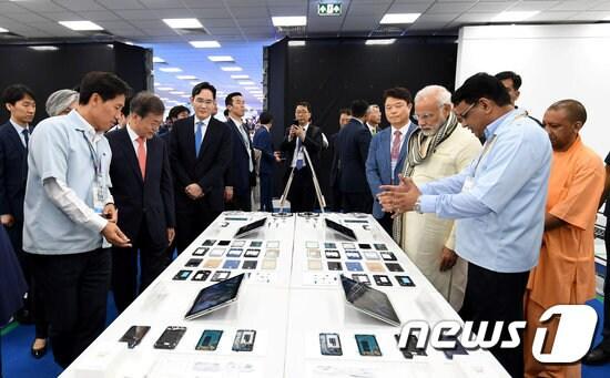 본문 이미지 - 문재인 대통령과 나렌드라 모디 인도 총리, 이재용 삼성전자 부회장이 지난해 7월9일(현지시간) 뉴델리 인근 노이다 공단에서 개최된 삼성전자 신공장 준공식에 참석해 생산제품을 둘러보고 있다. 2018.7.9로이터/뉴스1 ⓒ News1 박세연 기자