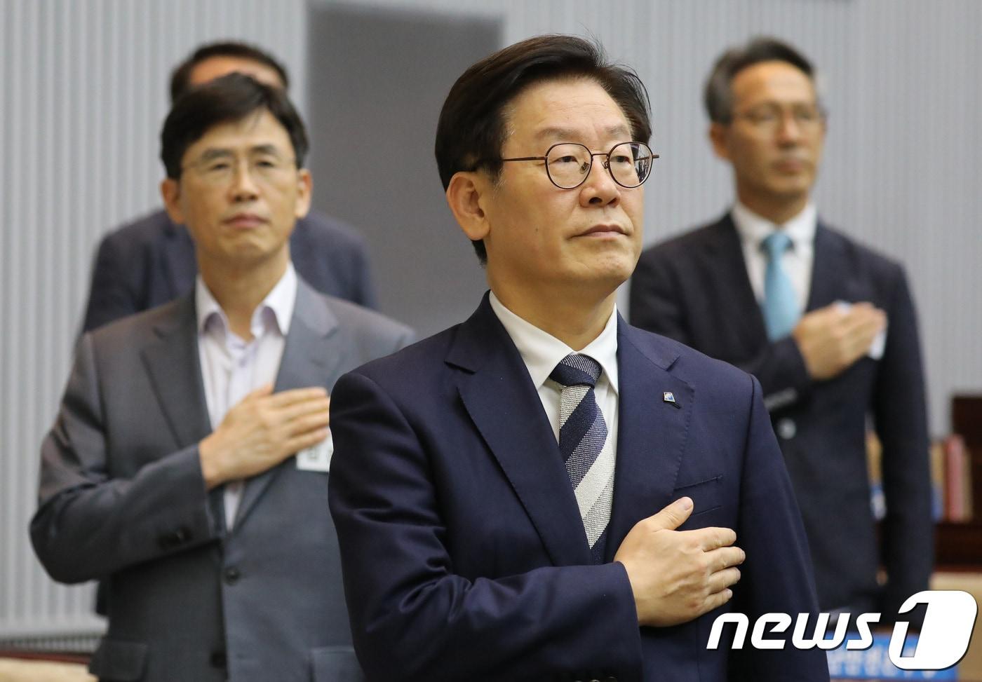  22일 이재명 경기도지사 측이 이 지사의 ‘조폭연루설’을 제기한 SBS 방송 이후 “추가 입장을 낼지 검토 중”이라고 밝혔다. 사진은 지난 10일 열린 제10대 경기도의회 개원식에 참석한 이 지사의 모습./2018.7.10/뉴스1 ⓒ News1 오장환 기자