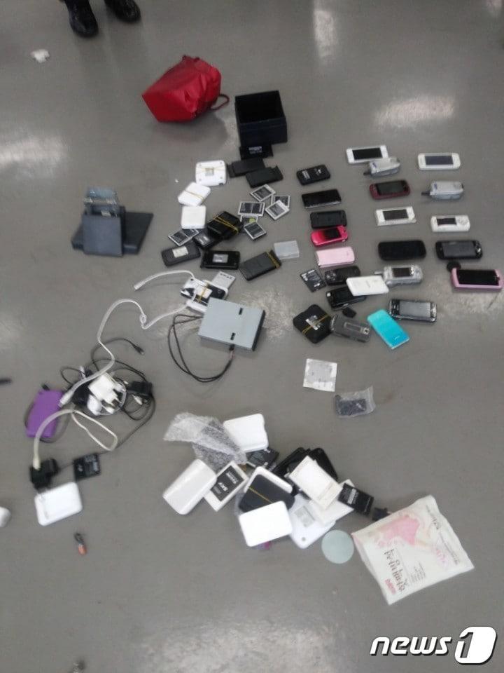 본문 이미지 - 드루킹 특검팀이 10일 경공모(경제적공진화모임) 모임 장소인 파주 느릅나무출판사사무실에 대해 현장조사를 실시했다. 특검팀은 건물 1층 현장 내 쓰레기더미에서 휴대전화 21대와 유심칩 다수를 확보했다(드루킹 특검팀 제공). 2018.7.1/ ⓒ News1 이철 기자