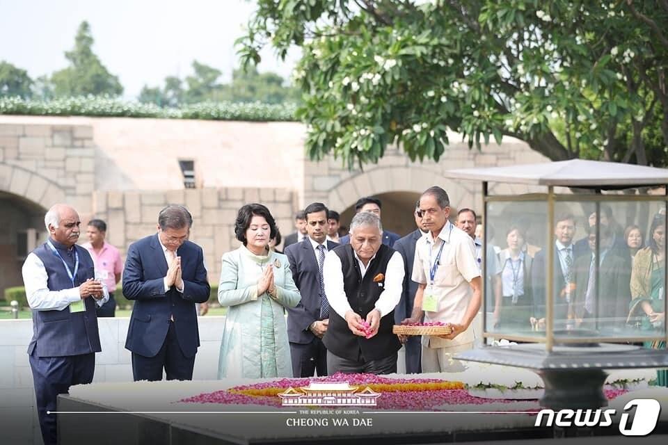본문 이미지 - 인도를 국빈방문 중인 문재인 대통령과 부인 김정숙 여사가 인도 뉴델리 간디 추모공원을 방문, 헌화 후 추모하고 있다. (청와대 페이스북) 2018.7.10/뉴스1