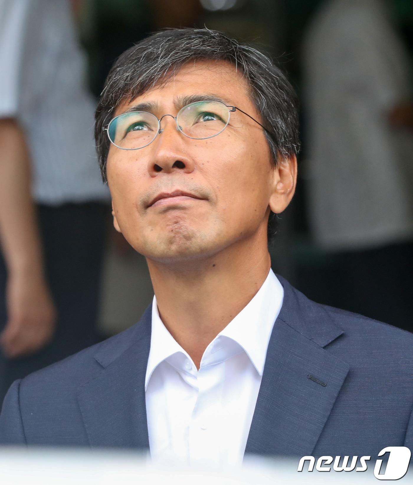 본문 이미지 - 수행비서를 위력으로 성폭행한 혐의 등을 받는 안희정 전 충남지사가 11일 오후 서울 마포구 서부지방법원에서 열린 오전 공판을 마친 뒤 법정을 나서고 있다. 2018.7.11/뉴스1 ⓒ News1 허경 기자