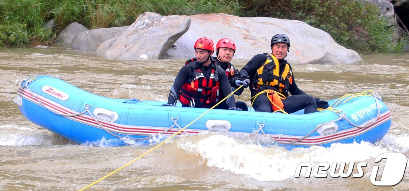 11일 강원 인제군 내린천 일원에서 119구조대원이 급류사고에 따른 인명사고 대응을 위한 보트구조시범을 보이고 있다. 2018.7.11/뉴스1 ⓒ News1 최석환 기자