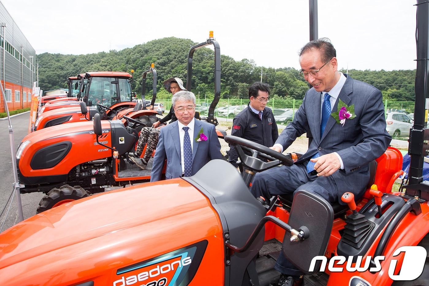 본문 이미지 - 11일 경북 구미시 장천면 송신로에서 열린 대동공업(주) 경북지역본부 신사옥 준공식에서 장세용(왼쪽) 구미시장이 하창욱 대동공업 사장으로부터 대동농기계에 대한 설명을 듣고 있다(구미시제공)2018.7.11/뉴스1 ⓒ News1 정우용 기자