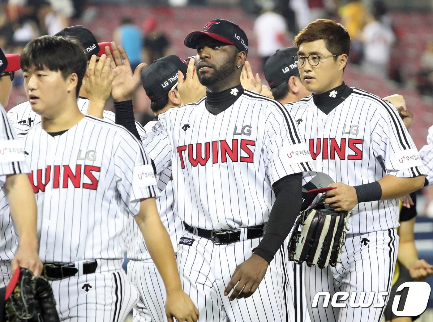 본문 이미지 - 11일 서울 송파구 잠실야구장에서 열린 프로야구 2018 KBO 리그 SK 와이번스와 LG 트윈스의 경기에서 3대1로 승리한 LG 선수들이 기뻐하고 있다. 2018.7.11/뉴스1 ⓒ News1 송원영 기자
