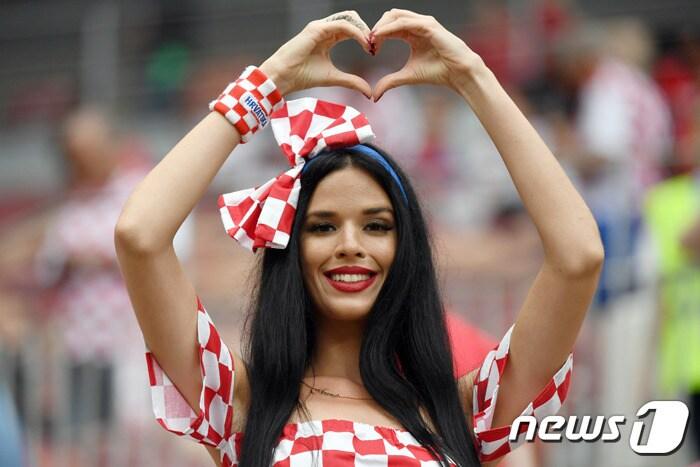 본문 이미지 - FIFA가 관중석 미녀들에게만 접근하는 방송 중계 행태를 꼬집었다. ⓒ AFP=News1