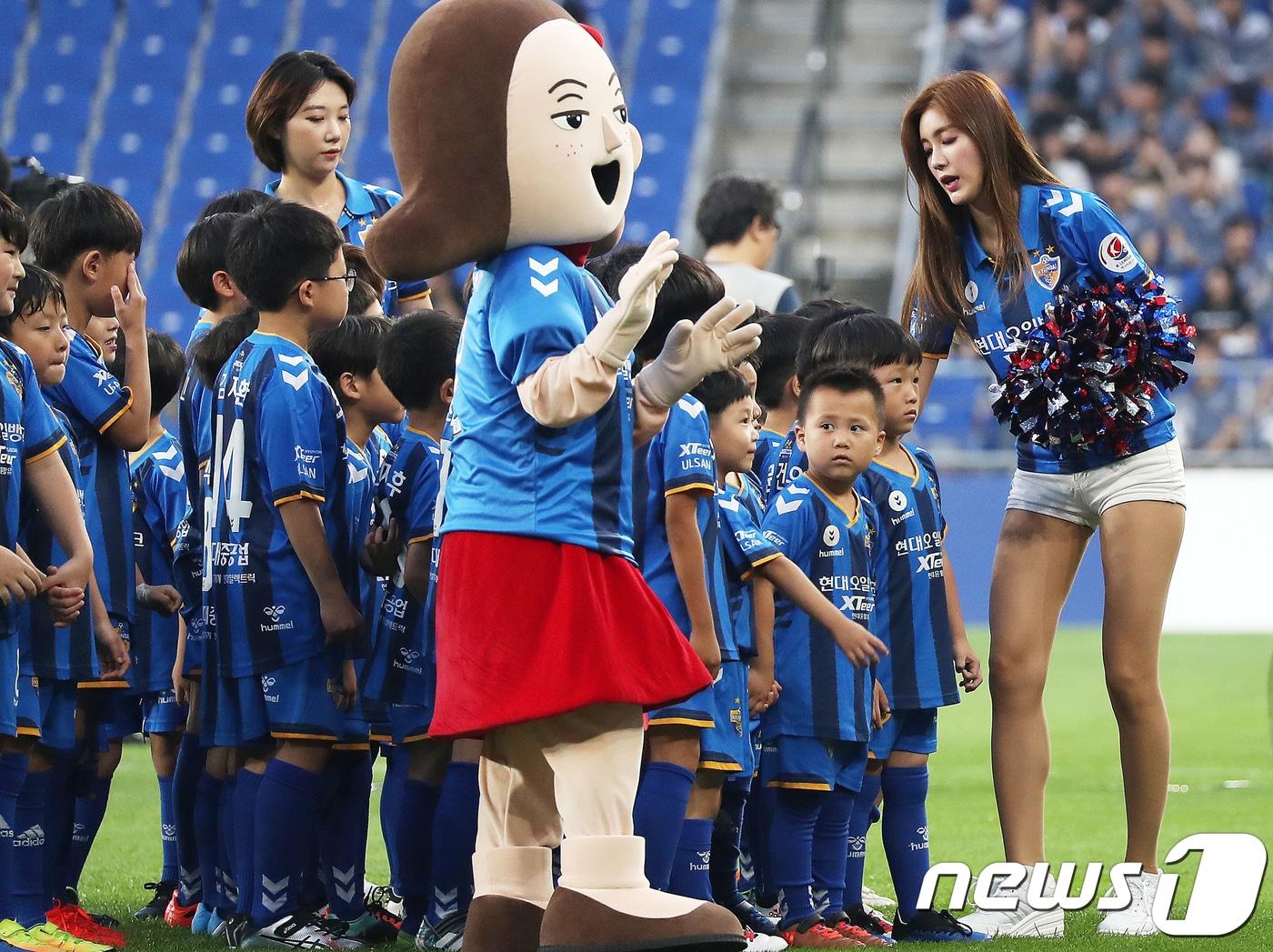 본문 이미지 - 2019 올해의 관광도시인 울산 중구를 대표하는 캐릭터이자 관광 9급 공무원인 울산큰애기가 11일 문수 월드컵경기장을 찾아 축구팬들을 만났다. 2018.7.12/뉴스1 ⓒ News1 이윤기 기자