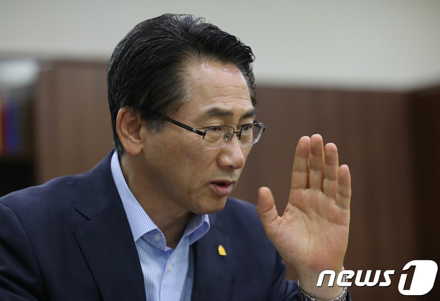 본문 이미지 - 김영종 종로구청장이 12일 서울 종로구청 집무실에서 뉴스1과 인터뷰를 갖고 있다. 2018.7.12/뉴스1 ⓒ News1 박지혜 기자