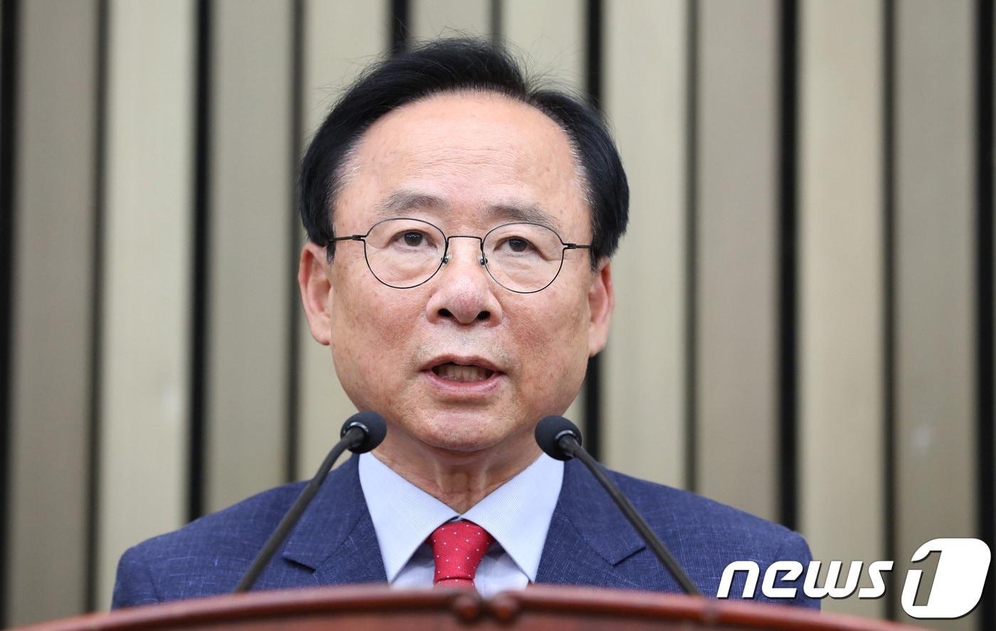 본문 이미지 - 20대 국회 후반기 자유한국당 국회부의장 후보로 선출된 이주영 의원이 12일 오후 서울 여의도 국회에서 열린 의원총회에서 동료 의원들에게 감사 인사를 하고 있다. ⓒ News1 박정호 기자