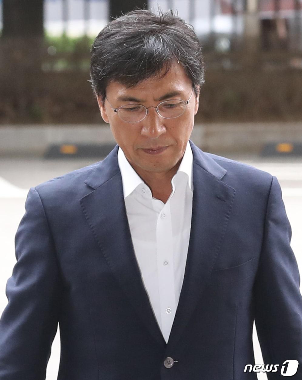 본문 이미지 - 수행비서를 위력으로 성폭행한 혐의 등을 받는 안희정 전 충남지사가 13일 오전 서울 마포구 서부지방법원에서 열린 5차 공판에 출석하고 있다. 2018.7.13/뉴스1 ⓒ News1 송원영 기자