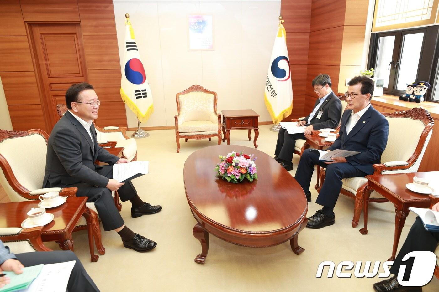 본문 이미지 - 이시종 충북지사(오른쪽)가 13일 행정안전부에서 김부겸 장관을 만나 소방복합치유센터 유치 등 지역 현안사업을 건의하고 있다.(충북도 제공) 2018.7.13/뉴스1ⓒ News1