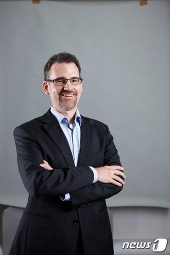 본문 이미지 - 성균관대학교 물리학과 카르스텐 로트(Carsten Rott) 교 수 연구팀이 '아이스큐브 국제공동연구단'에 참여해 우주 근원의 비밀을 밝힐 중성미자의 출처를 밝히는 데 성공했다.2018.7.13/뉴스1ⓒ News1