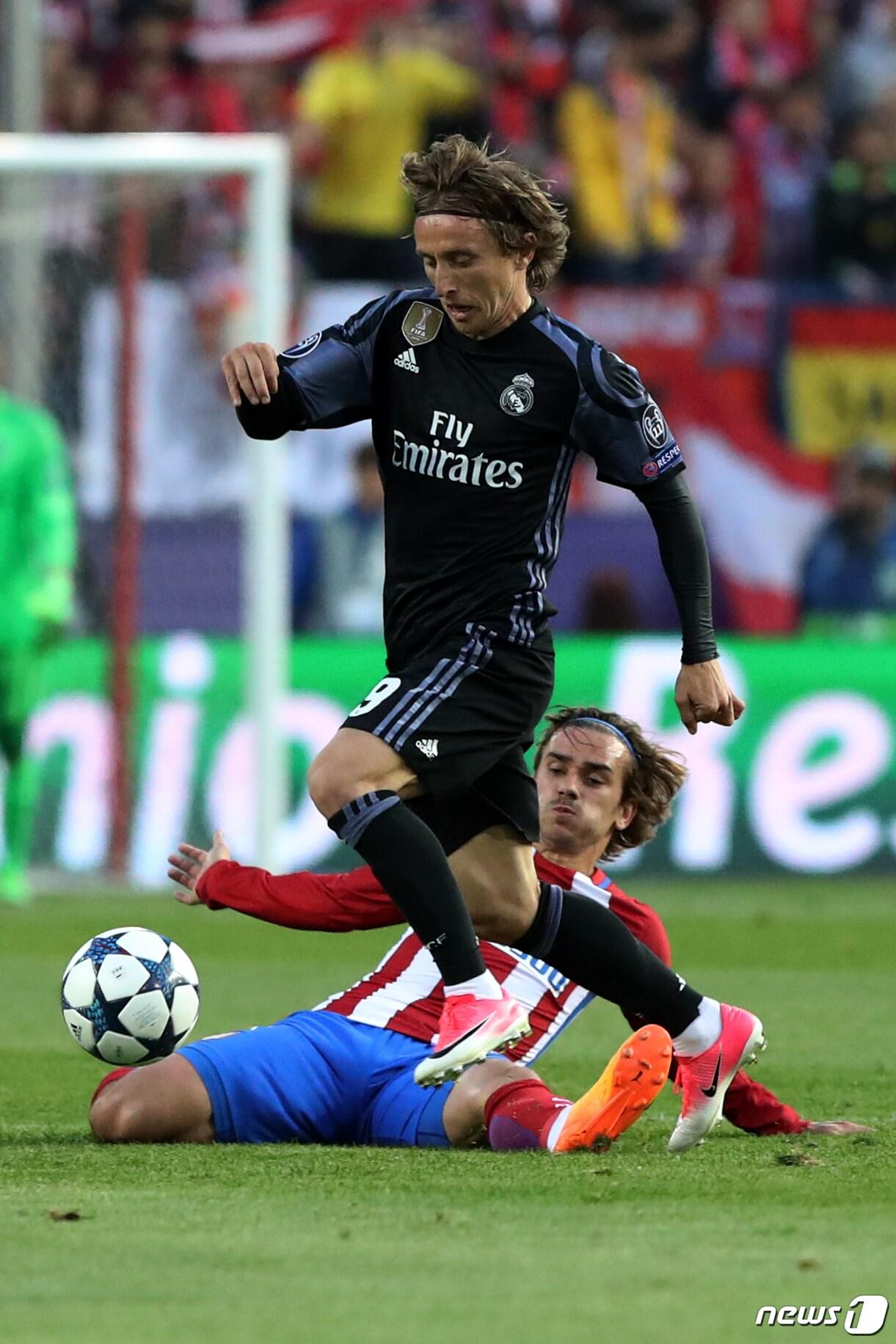 본문 이미지 - 루카 모드리치(레알 마드리드·위)와 앙투안 그리즈만(아틀레티코 마드리드) 등 총 11명의 스페인 프리메라리가 출신들이 2018 국제축구연맹(FIFA) 러시아 월드컵 결승전에 나선다. ⓒ AFP=News1