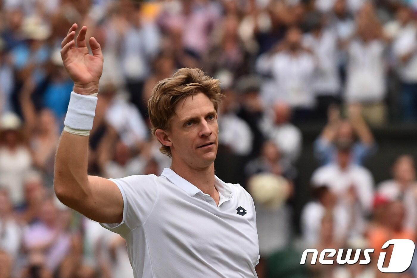 케빈 앤더슨(남아공)이 14일(한국시간) 2018 윔블던 남자단식 준결승전에서 존 이스너(미국)와 6시간이 넘는 혈투 끝에 승리했다. ⓒ AFP=News1