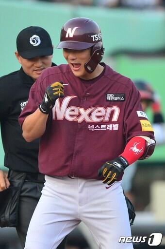 본문 이미지 - 14일 오후 울산시 문수야구장에서 열린 2018 KBO신한은행 마이카 올스타전 3회초 무사 나눔팀 김하성이 좌익수를 넘기는 솔로포를 날린 후 홈에서 자축하고 있다.2018.7.14/뉴스1 ⓒ News1 최창호 기자