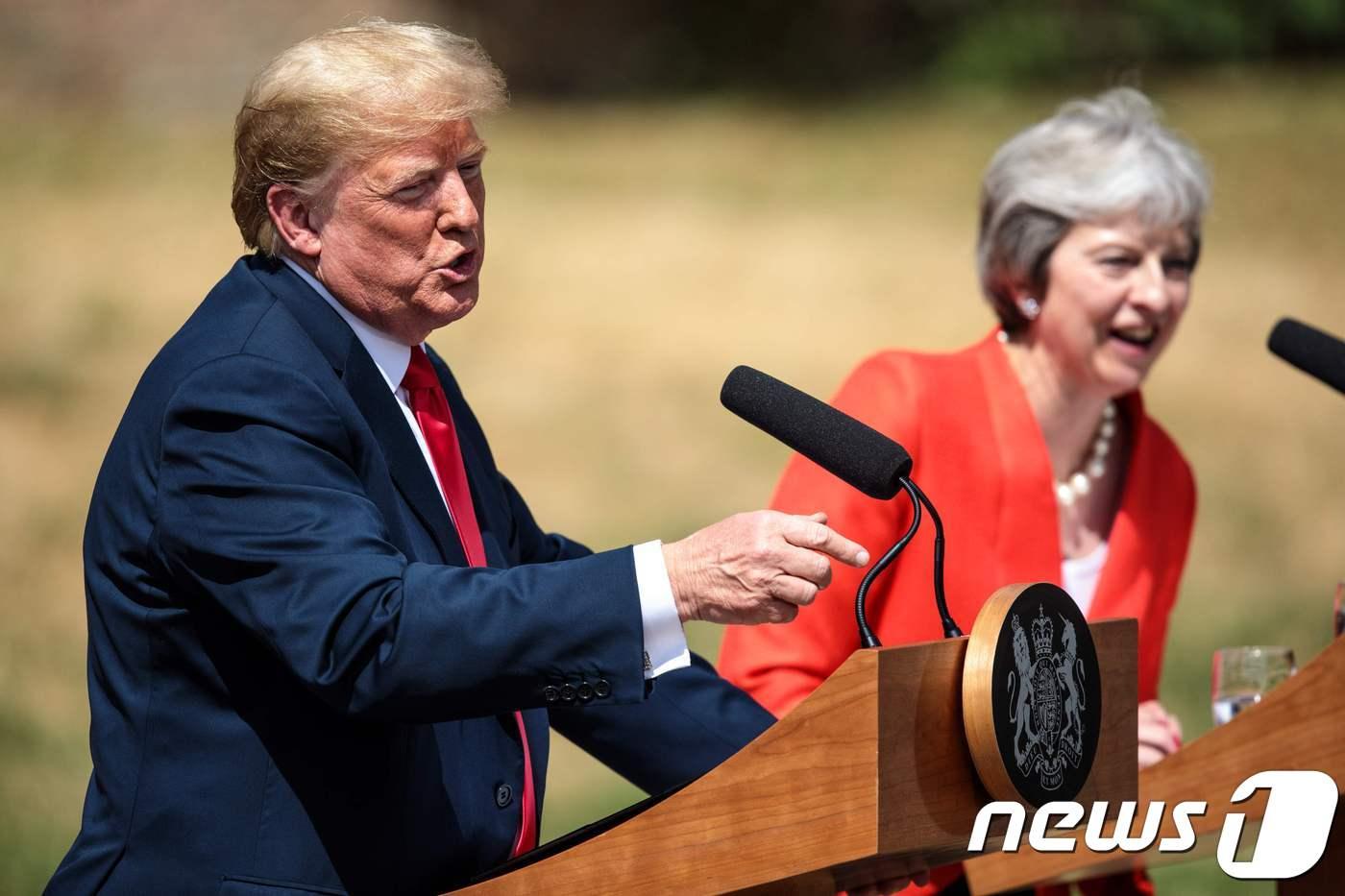 13일(현지시간) 정상회담 후 기자회견에 나서고 있는 도널드 트럼프 미국 대통령(왼쪽)과 테레사 메이 영국 총리(오른쪽). ⓒ AFP=뉴스1