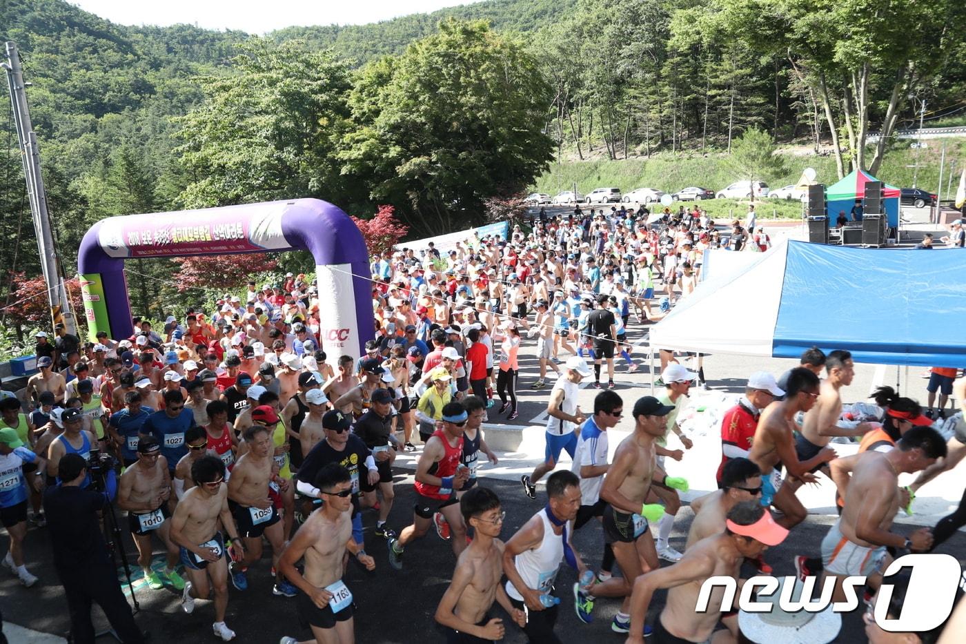 본문 이미지 - 2018년 7월 15일 열린 ‘2018 보은 속리산 말티재 꼬부랑길 산악마라톤 대회’ 모습.(보은군 제공).2018.07.15.ⓒ News1