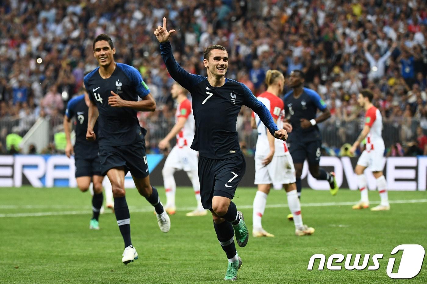 프랑스의 공격수 앙투안 그리즈만이 16일(한국시간) 러시아 모스크바의 루즈니키 스타디움에서 열린 크로아티아와의 2018 국제축구연맹(FIFA) 러시아 월드컵 결승전에서 득점 후 세리머니를 하고 있다. ⓒ AFP=News1