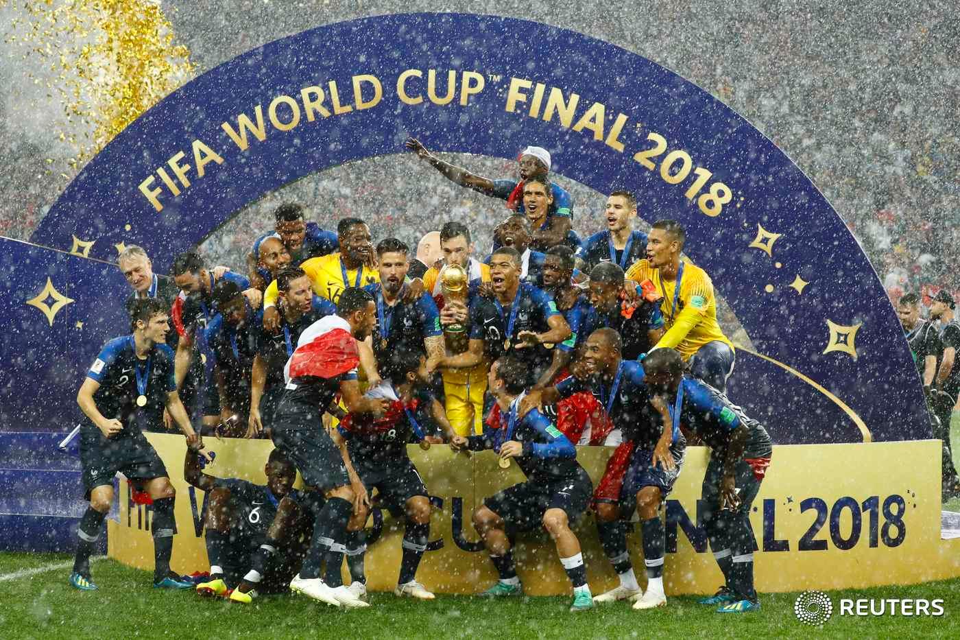 프랑스 선수들이 16일(한국시간) 러시아 루즈니키 스타디움에서 열린 2018 국제축구연맹(FIFA) 러시아 월드컵 결승전 크로아티아와 경기에서 4대2로 승리를 거둔 뒤 우승 트로피를 들고 세리머니를 하고 있다. 2018.7.16 ⓒ 로이터=뉴스1 ⓒ News1 임세영 기자