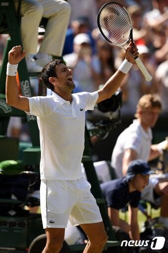 본문 이미지 - 노박 조코비치가 11일(한국시간) 영국에서 열린 2018 윔블던 남자단식 결승전에서 케빈 앤더슨을 꺾었다. ⓒ AFP=News1