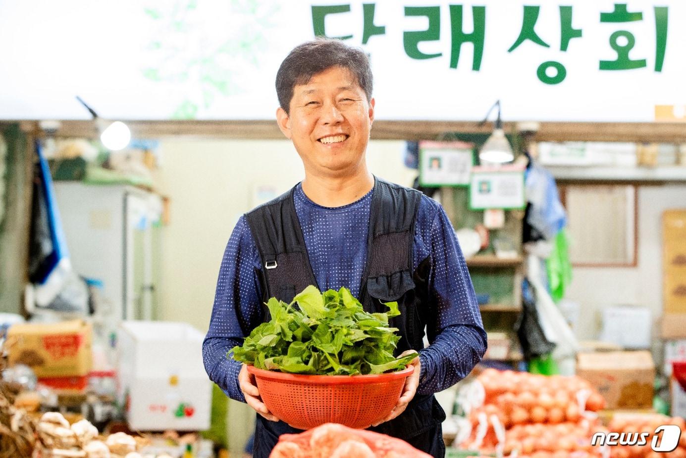 본문 이미지 - '1호 서울상인'으로 선정된 홍제동 인왕시장 김창선씨(52).(서울시 제공) ⓒ News1