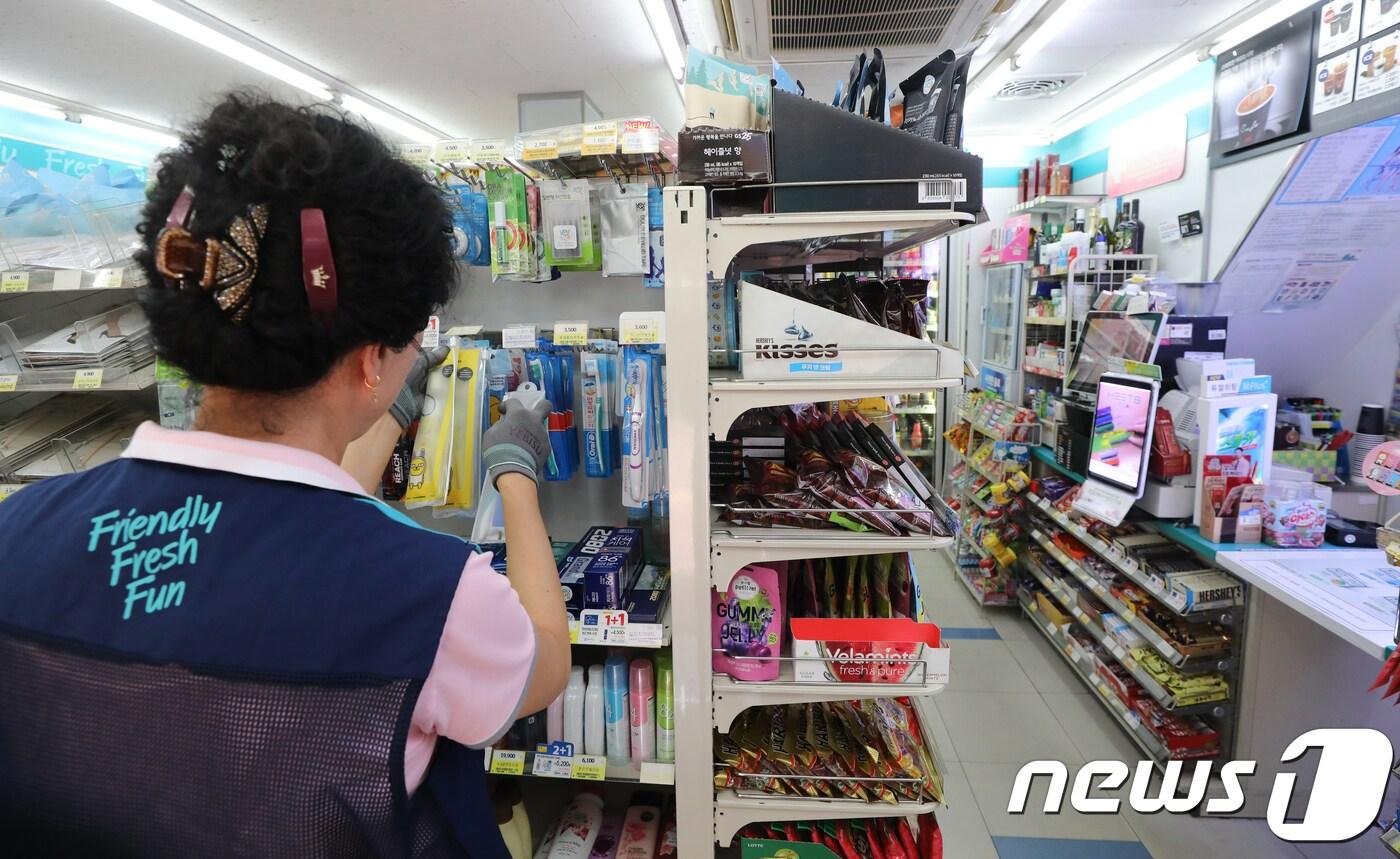 본문 이미지 - 16일 서울시내의 한 편의점에서 아르바이트 직원이 근무를 하고 있다. (기사내용과 관계없음)  2018.7.16/뉴스1 ⓒ News1 허경 기자