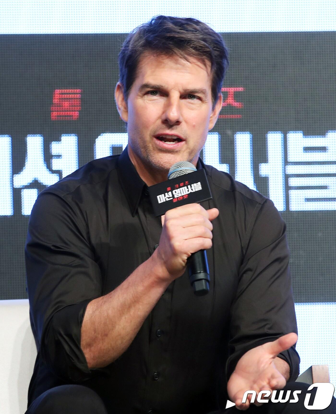 본문 이미지 - 배우 톰크루즈가 16일 오후 서울 송파구 잠실 롯데호텔에서 열린 영화 '미션 임파서블: 폴 아웃'(감독 크리스토퍼 맥쿼리) 내한 기자간담회에 참석해 인사말을 하고 있다. ‘미션 임파서블6’는 최고 스파이 요원 에단 헌트(톰 크루즈)와 IMF팀이 행한 모든 선의의 선택이 최악의 결과로 돌아오면서 피할 수 없는 미션을 끝내야만 하는 액션 블록버스터이다, 톰 크루즈, 헨리 카빌, 사이먼 페그 등이 출연했다. 2018.7.16./뉴스1 ⓒ News1 권현진 기자