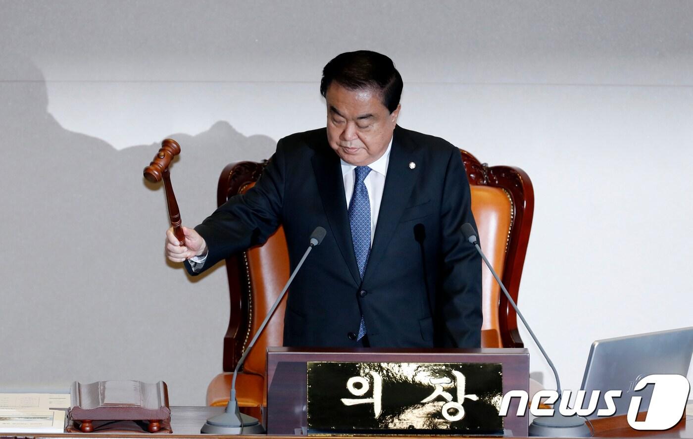 본문 이미지 - 문희상 국회의장이 지난 16일 오후 서울 여의도 국회에서 열린 본회의에서 의사봉을 두드리고 있다. 2018.7.17/뉴스1 ⓒ News1 안은나 기자