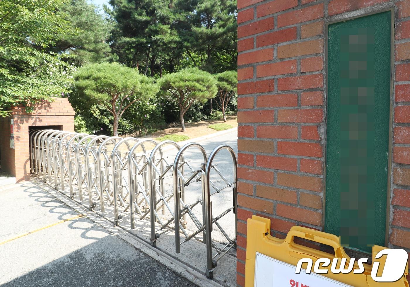 본문 이미지 - 시험지 유출로 지역사회와 교육계에 큰 파문을 일으킨 광주 한 고등학교 정문이 굳게 닫혀 있다. 이 학교 행정실장과 한 3학년 학생의 어머니는 올해 1학기 중간고사와 기말고사 시험지를 유출한 혐의로 경찰 조사를 받고 있다.2018.7.17/뉴스1 ⓒ News1 한산 기자