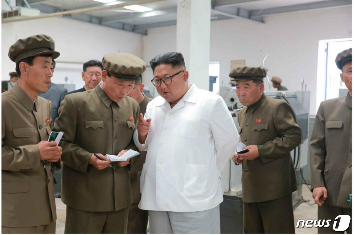 본문 이미지 - 김정은 북한 국무위원장이 함경북도 라남탄광기계연합기업소 9월 1일 기계공장을 시찰했다고 노동당 기관지 노동신문이 17일 보도했다. (노동신문) 2018.7.17/뉴스1