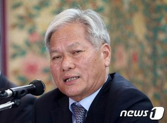 본문 이미지 - 배기동 국립중앙박물관장이 17일 오전 서울 용산구 국립중앙박물관에서 취임1주년 기자간담회를 갖고 취재진 질문에 답하고 있다. 2018.7.16/뉴스1 ⓒ News1 박세연 기자