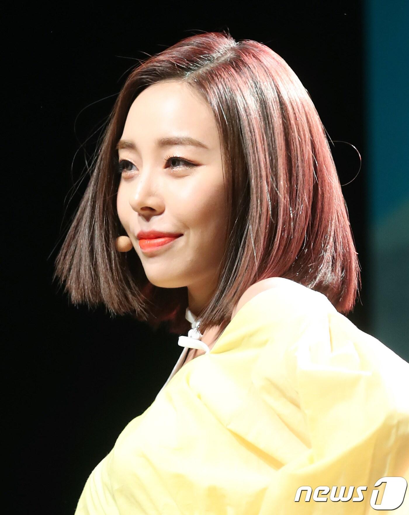 본문 이미지 - 레이디스 코드(LADIES' CODE) 애슐리가 17일 오후 서울 강남구 일지아트홀에서 열린 첫 번째 솔로 싱글앨범 ‘히얼 위 아(HERE WE ARE)’ 발매기념 쇼케이스에 참석해 화려한 무대를 선보이고 있다. 2018.7.17./뉴스1 ⓒ News1 권현진 기자