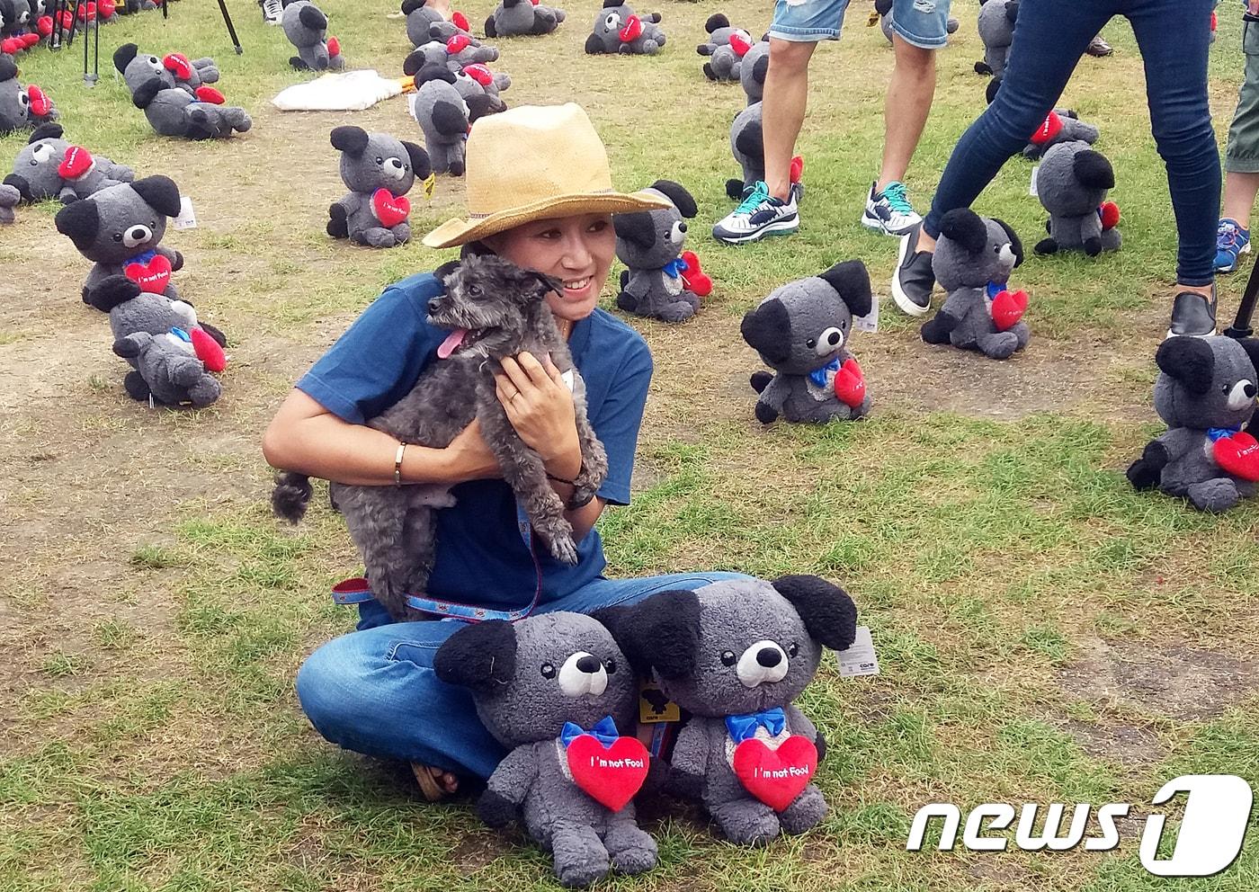 본문 이미지 - 박소연 케어 대표가 서울 중구 서울광장에서 열린 '아임 낫 푸드-먹지 말고 안아주세요' 행사에서 문재인 대통령의 퍼스트 도그인 '토리'를 공개하고 있다. 2018.7.17/뉴스1 ⓒ News1 최서윤 기자