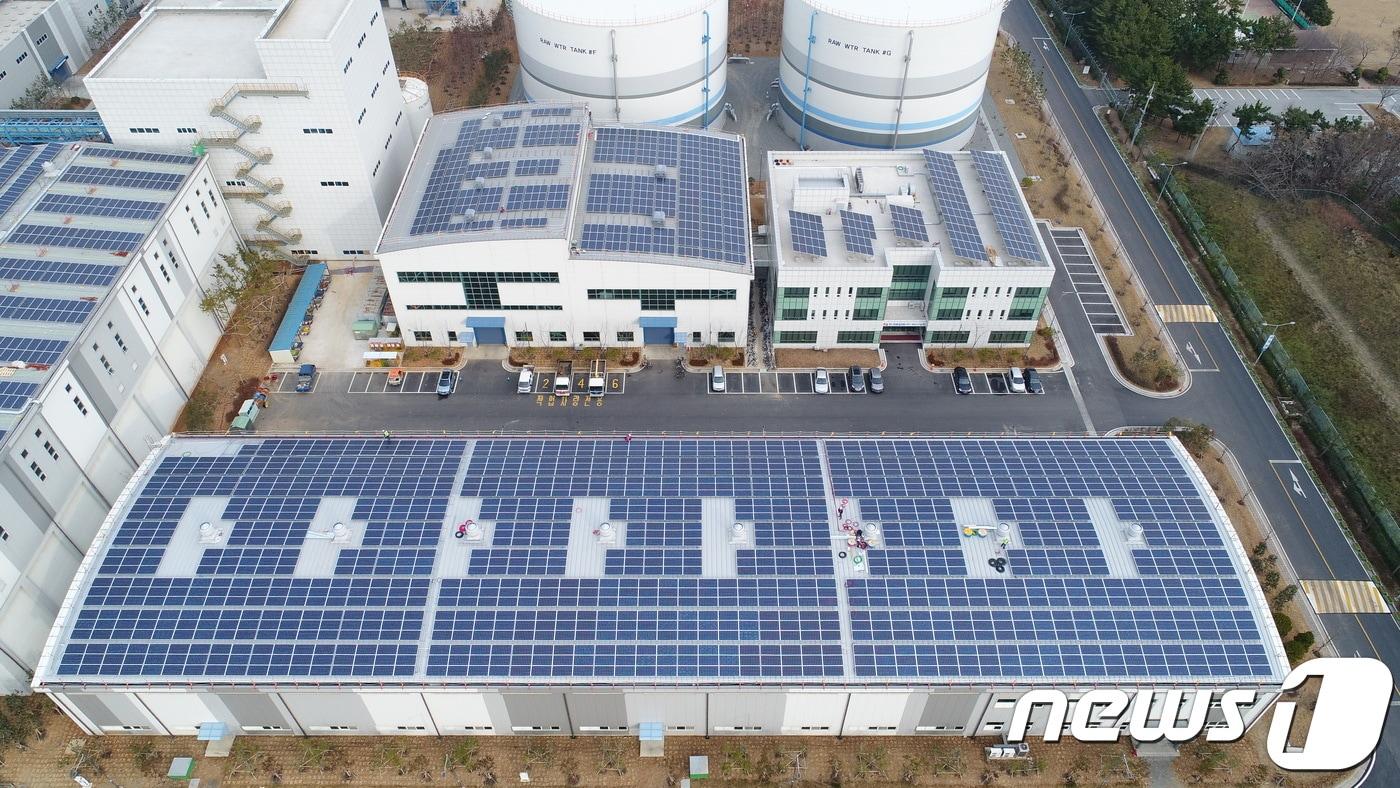 본문 이미지 - 태안화력발전소 부대건물 지붕에 설치한 13.9MW 규모의 태양광. ⓒNews1